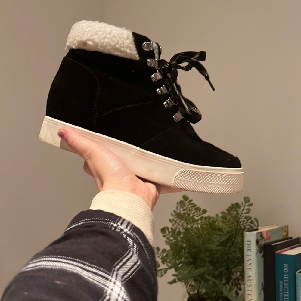 Steve Madden winter booties. Fits women’s size 7. Great condition barely worn!